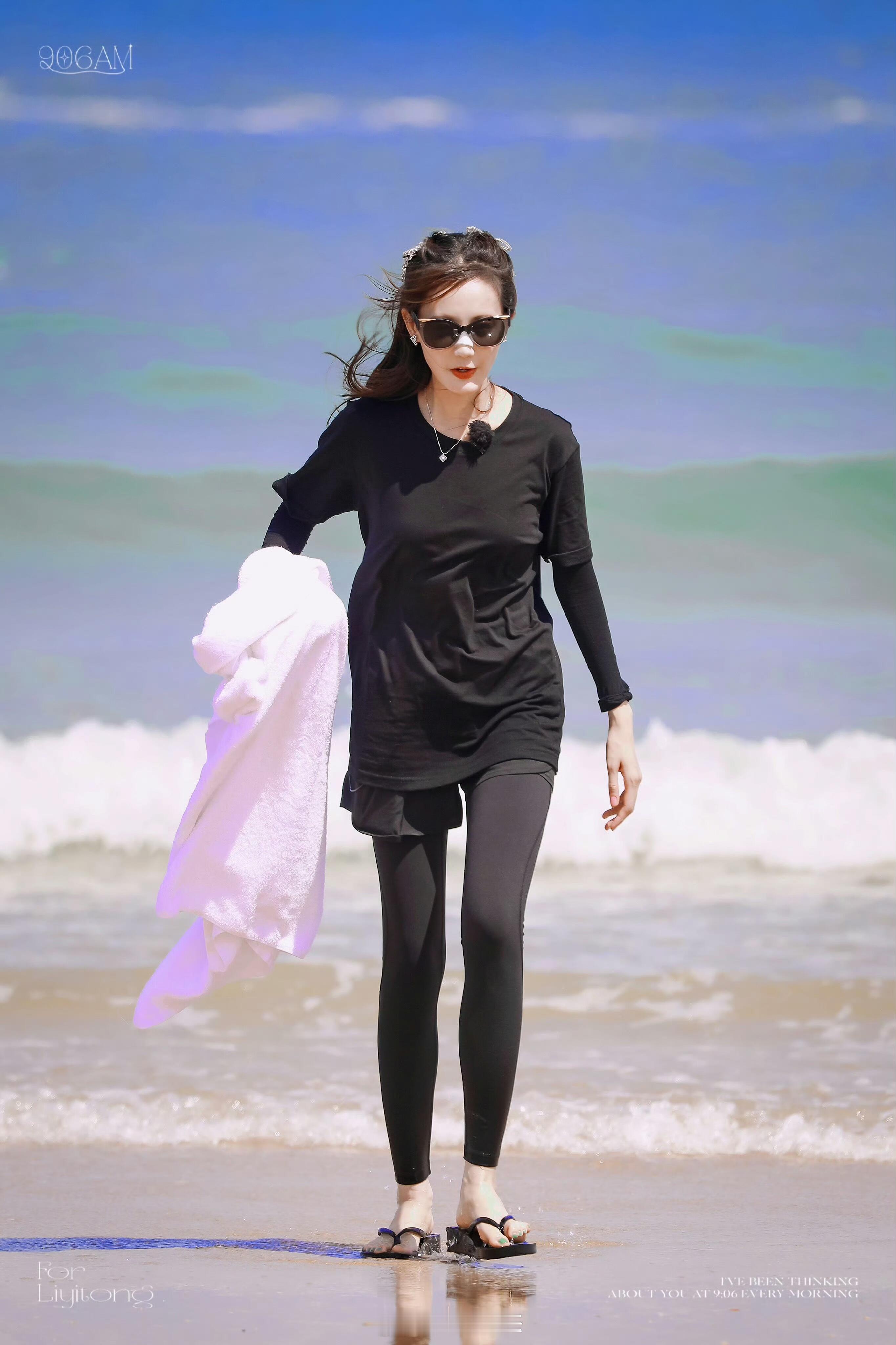 李一桐🍀墨镜沙滩一字拖​​​