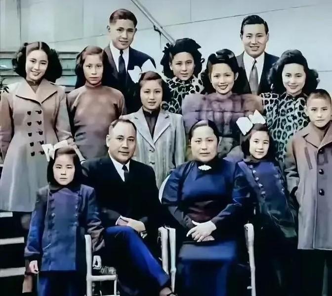 1947年上海滩最后的贵族，大资本家郭标全家福，子女们衣着讲究，颜值比过明星。