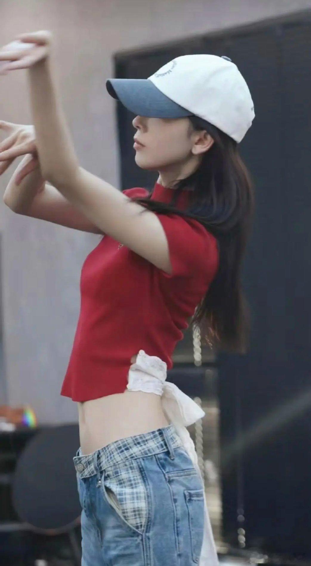 看了陈瑶的腰，才懂什么是真正的杨柳细腰