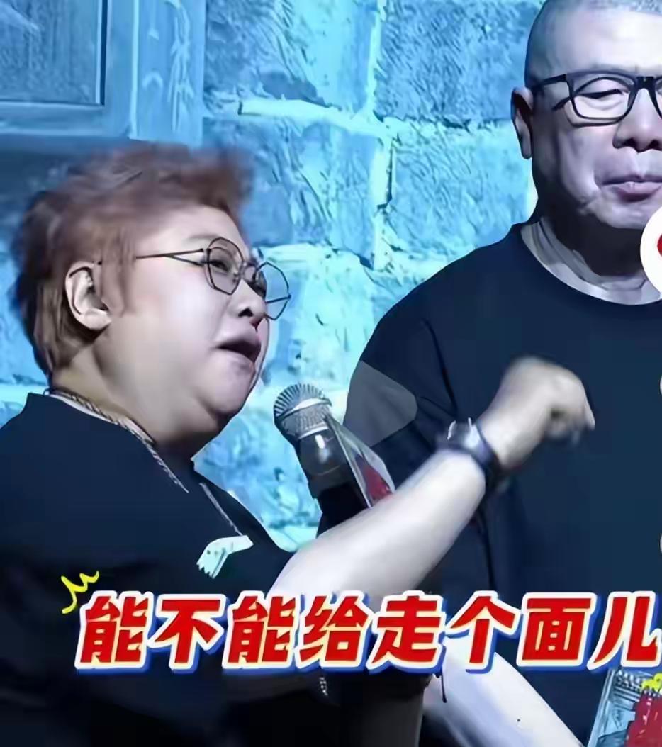韩红一句“走个面儿”，惹祸了韩红在冯小刚电影《抓小偷》首映式的一句话：“爷们