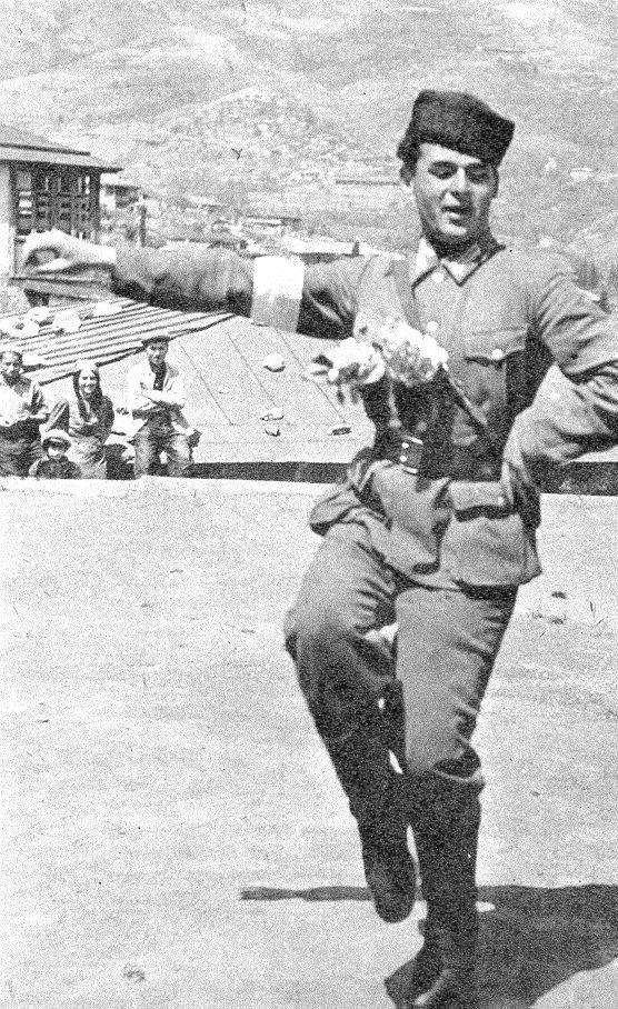 1942年，一名正在跳舞的克里米亚鞑靼志愿者。在整个战争期间，克里米亚鞑靼人是