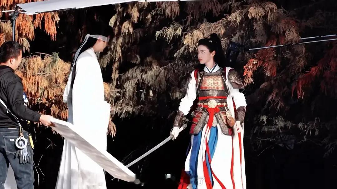 《金吾不禁》周柯宇和赵晴的路透好像真的有点东西啊！看起来还是女A男O的路线，有人