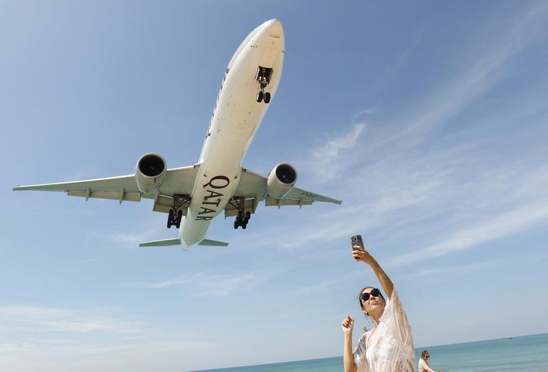 外国游客出境时疯狂点赞中国！临走一句话，让无数国人破防机场出境口，一位外国