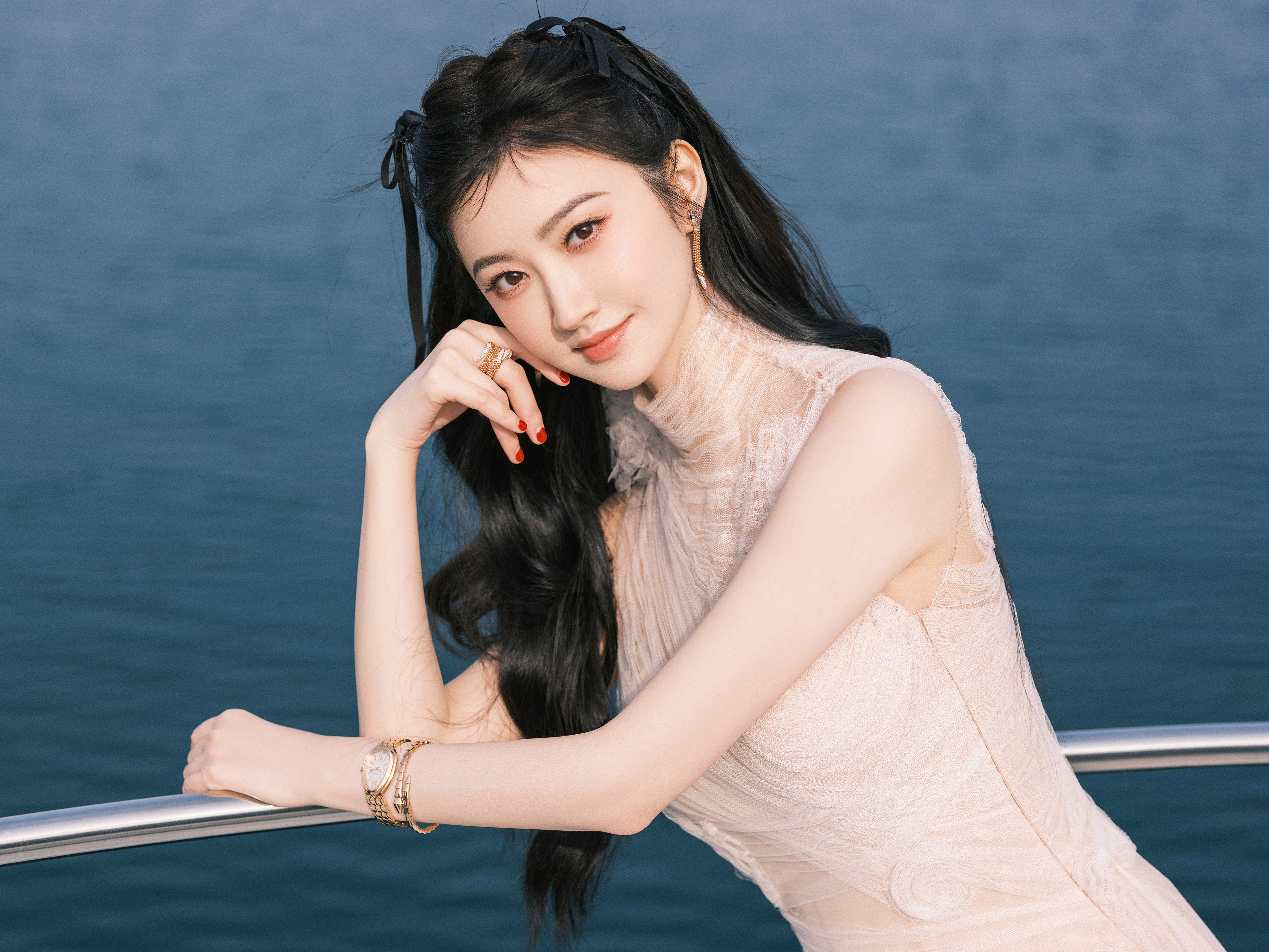景甜薄纱旋舞生韵，思共潮浮听澜。​​​
