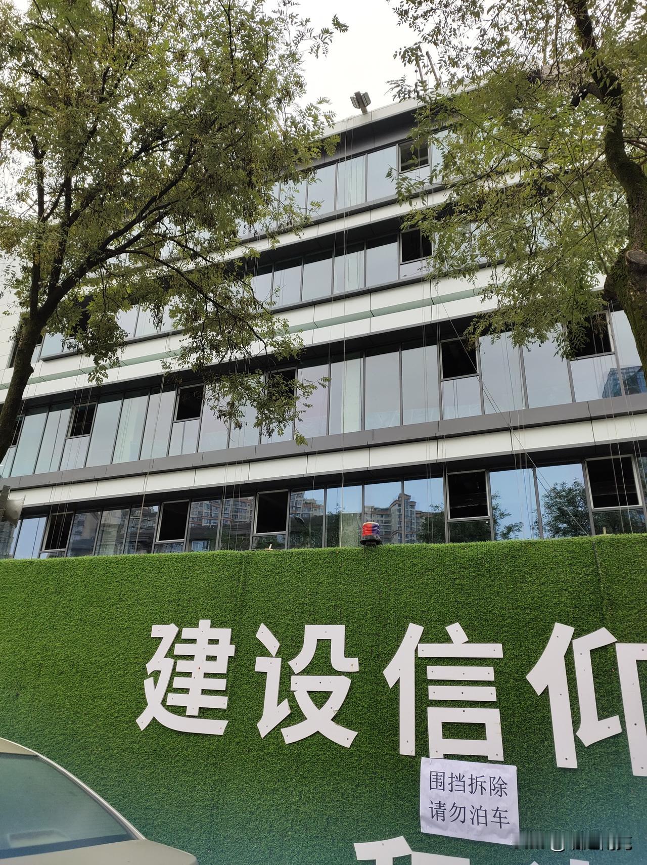 网友爆料这个菜市场在做外墙装饰阶段了，看样子很快就要投入使用了