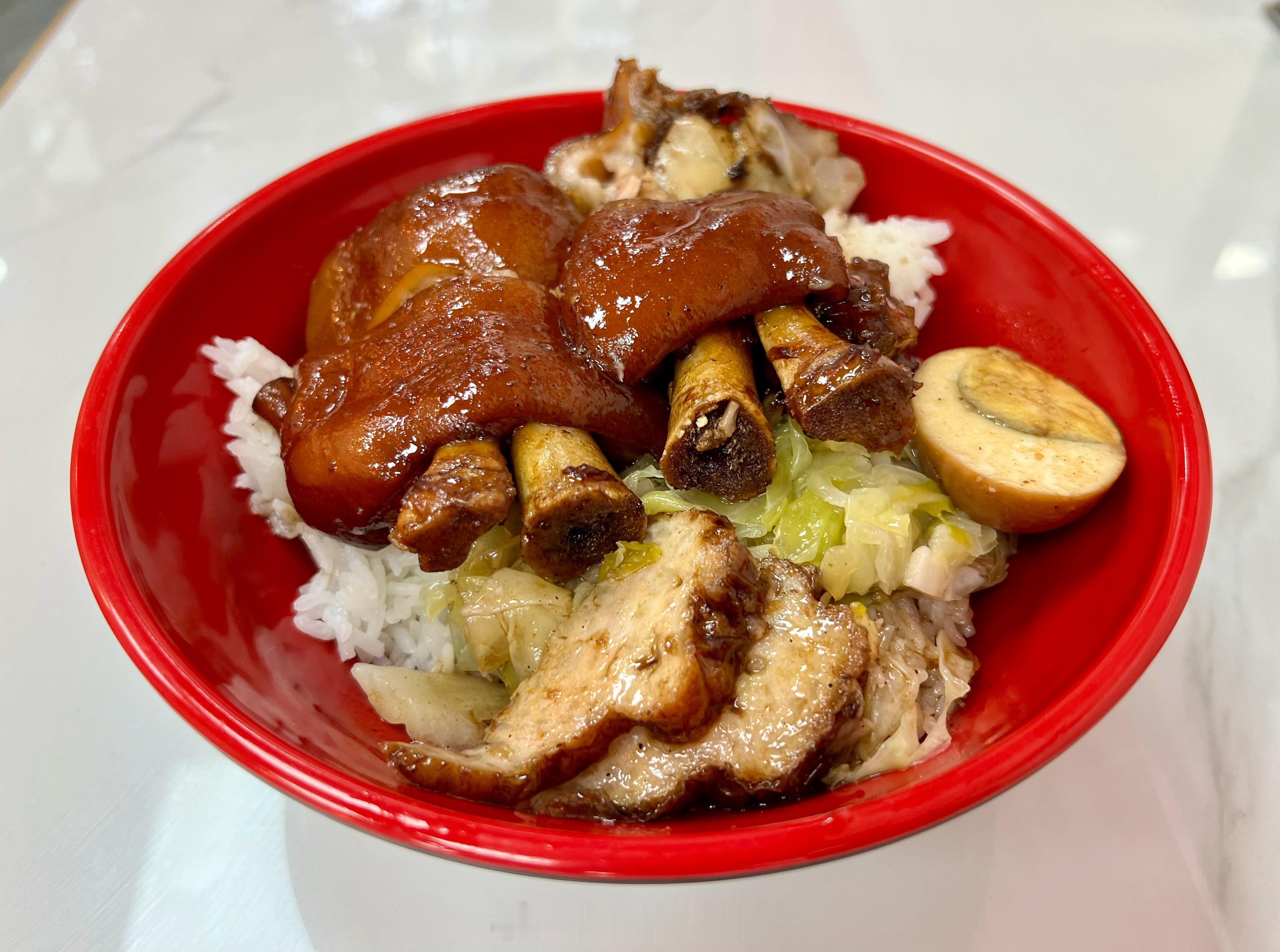 猪脚饭也算是深圳特色美食了！[笑着哭][笑着哭]​​​