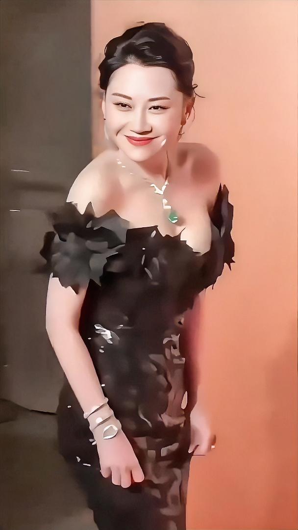 许晴这身黑裙造型，风情韵味直接拉满。年轻时候妥妥的大美女，这么多年身上独有的