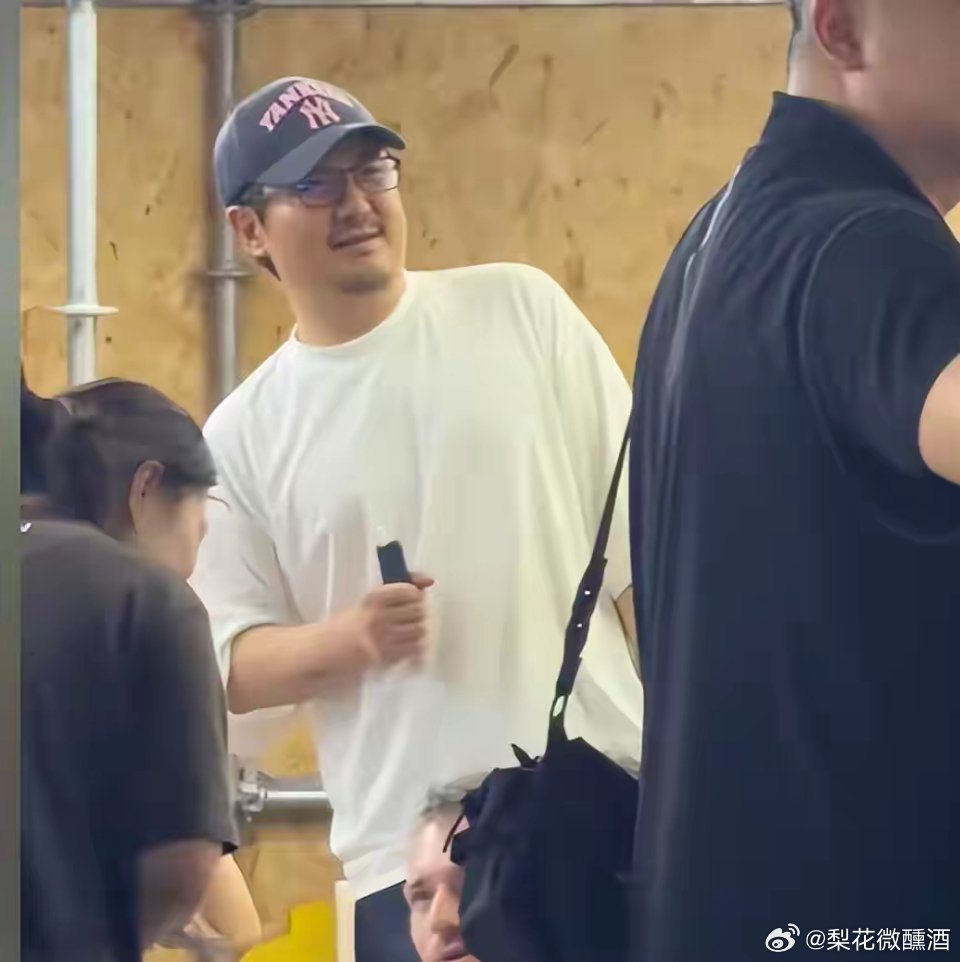 沈腾全家现身阿那亚，43岁妻子体型富态狂炫饭，7岁儿子身高抢镜