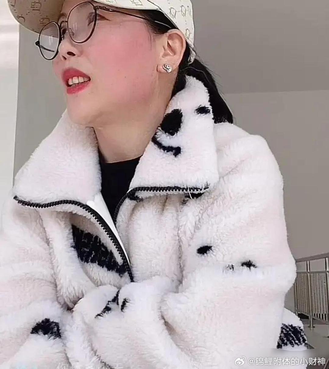 在汪小菲家兢兢业业干了10年，年薪30万的小杨阿姨，光荣退休了。本以为迎来了悠闲