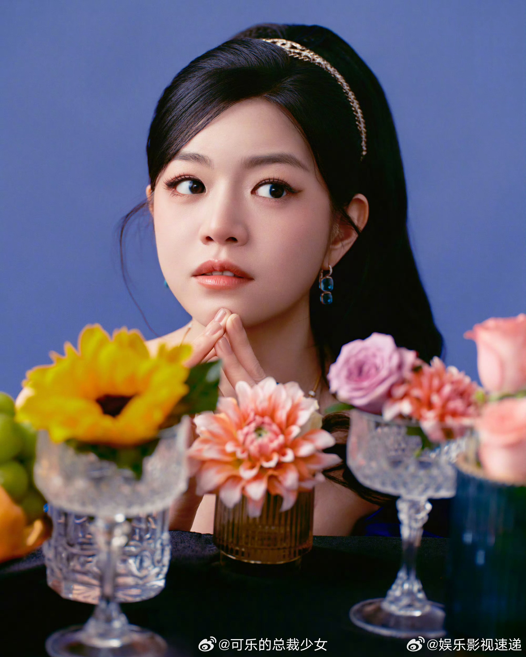 看得出她是公主陈妍希陈妍希这次的造型直接封神，蓝色丝绒长裙把她所有的优点都放大