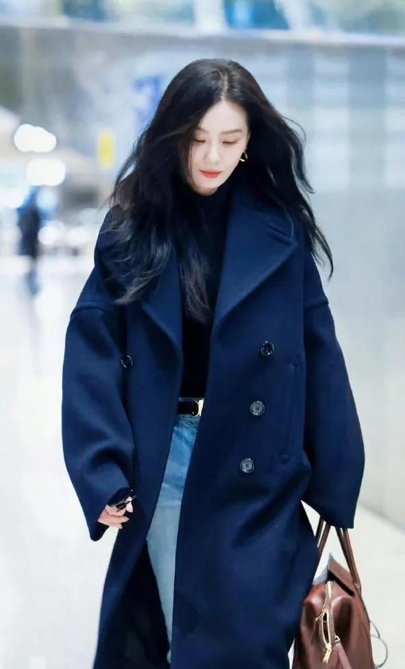 刘诗诗气质绝了！藏蓝大衣配直筒裤短靴，高级洋气，走路都带风刘诗诗的穿搭太有