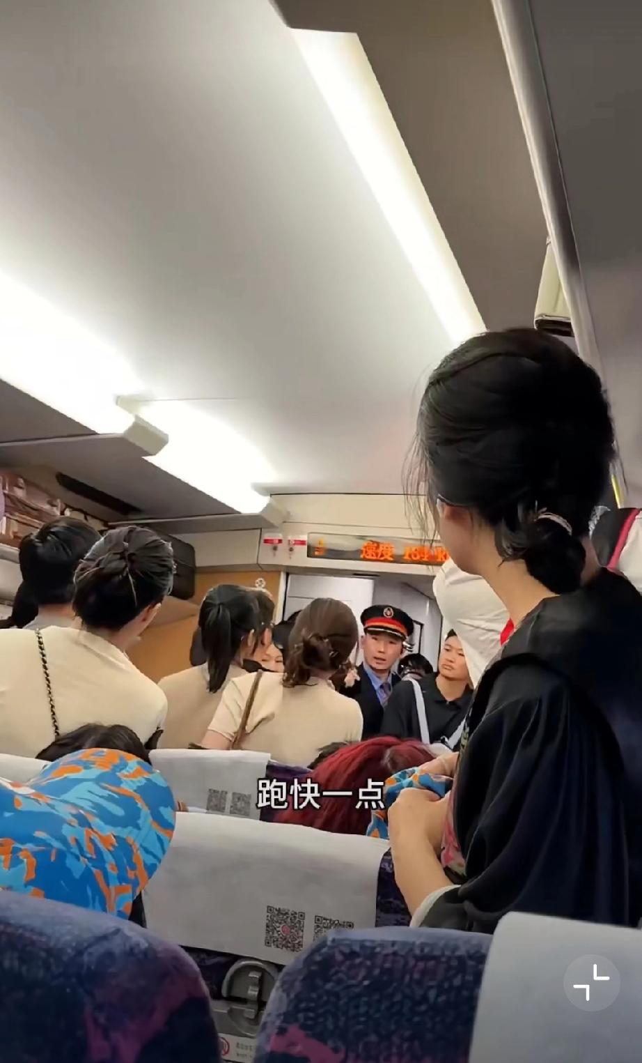网友上车发现座位被越南友人占了，整节车厢满车厢都是异乡口音，完全听不懂。还以为1