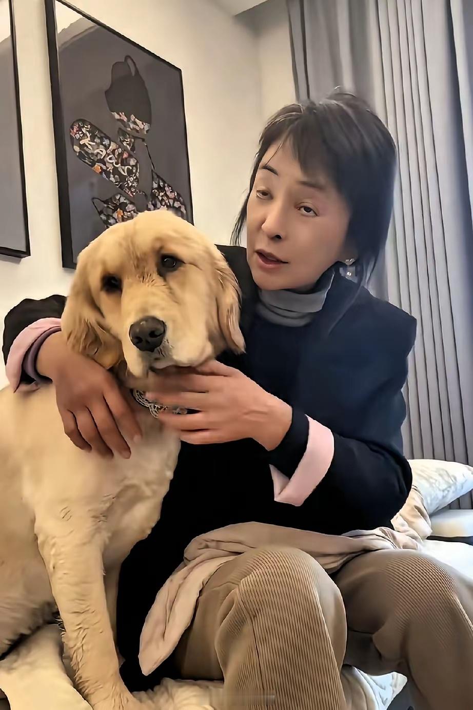 自从周海媚去世后，她养的一只名叫“墩墩”的狗狗就被李勤勤收养了。李勤勤经常说墩墩