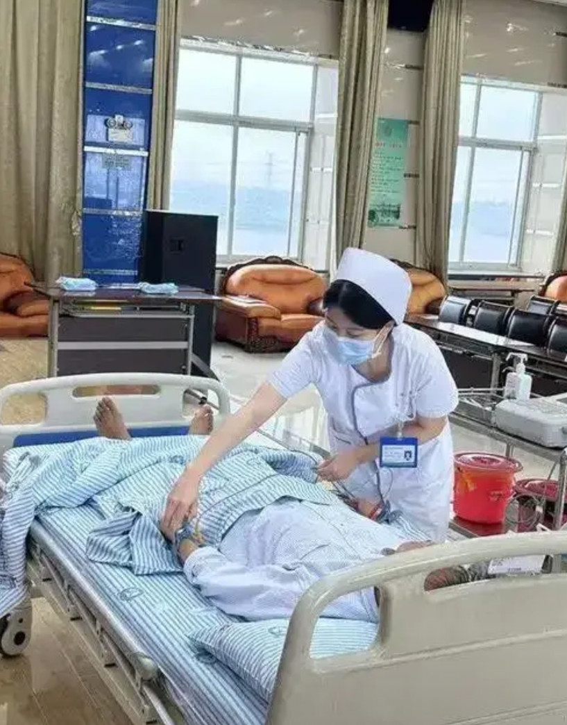 湖南省的多家医院，已经开始了免陪护试点。价格有三个档，85元半天，154