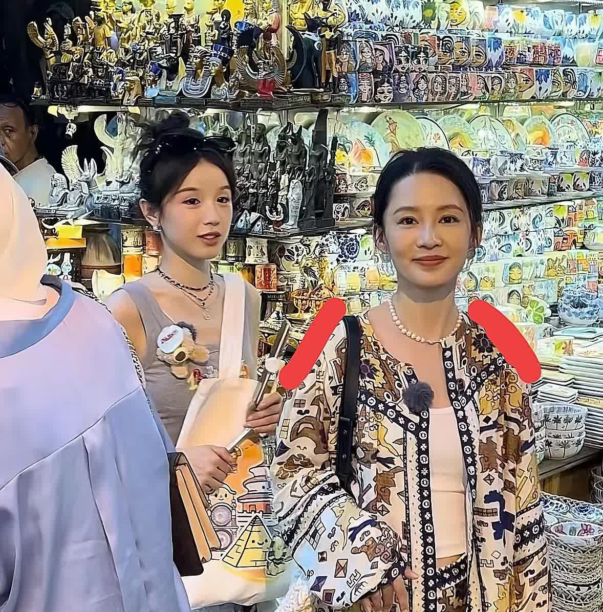 我朋友见到李沁了皮肤黑、毛孔大，遛肩严重她和我说李沁根本不是电视上看到的