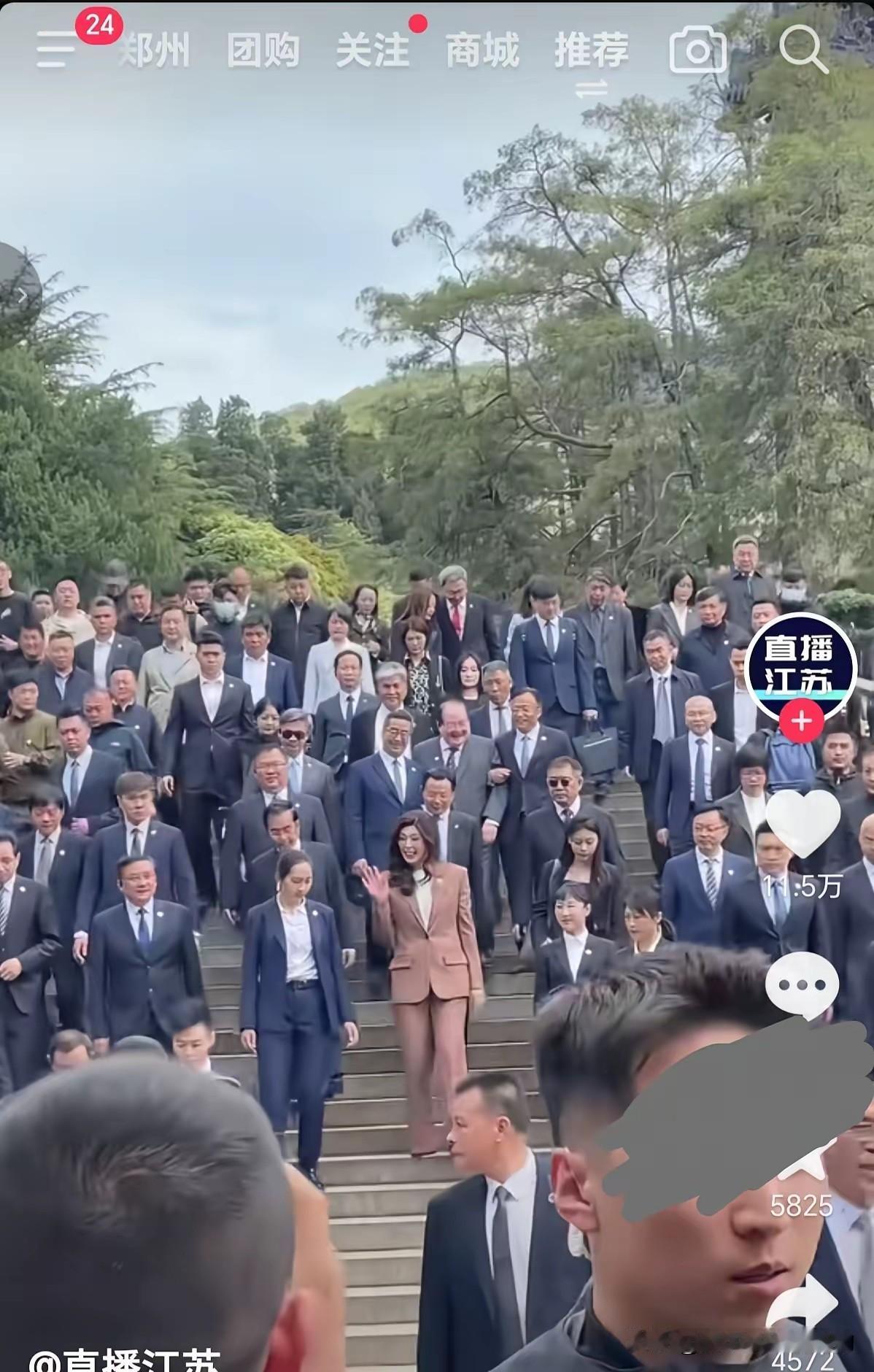 他们都说，第一个图代表了真心，第二张图代表的是作秀。对此，你怎么看？作为一个受