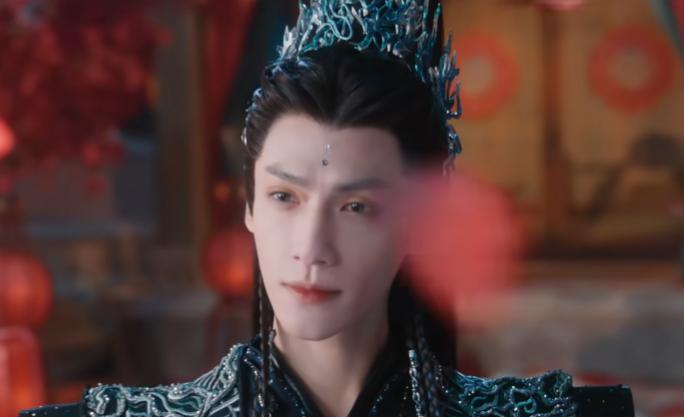 罗云熙演了个心里揣着两颗心的人。一颗跳给活人看，一颗埋给死人听。他不喊苦，不