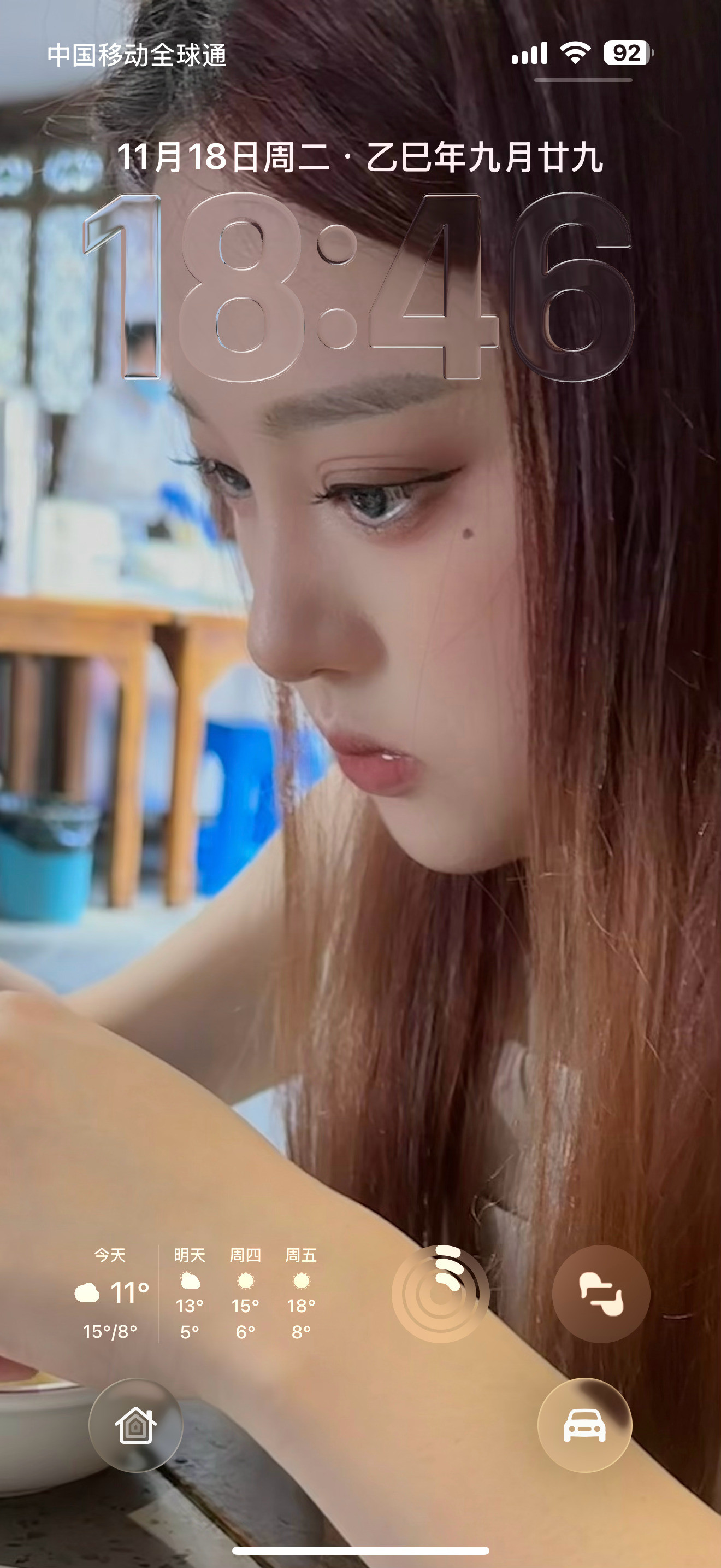 “时间的艺术”iOS26.2版推出了超级的液态玻璃效果时间，这才是真正的iOS