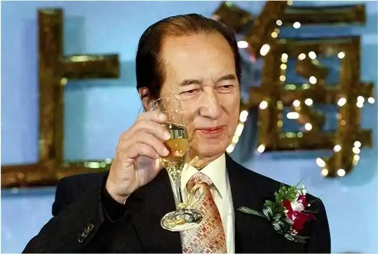 1961年，何鸿燊在江湖上放出消息：如果我被杀了，只要有人能杀了凶手替我报仇，就