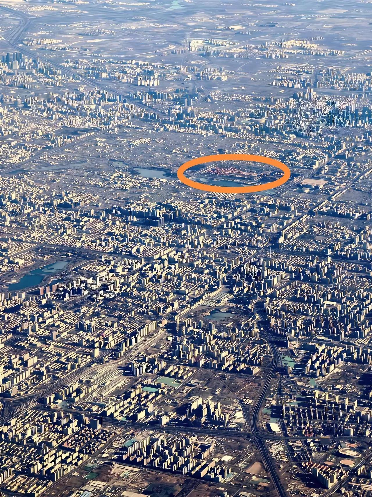 这是北京市的鸟瞰图，那抹微红，大家知道是什么地方吗？