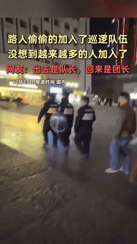 笑不活了！三名工作人员前后走成一排，正在巡逻，可走着走着，他们发现周围人都往自己