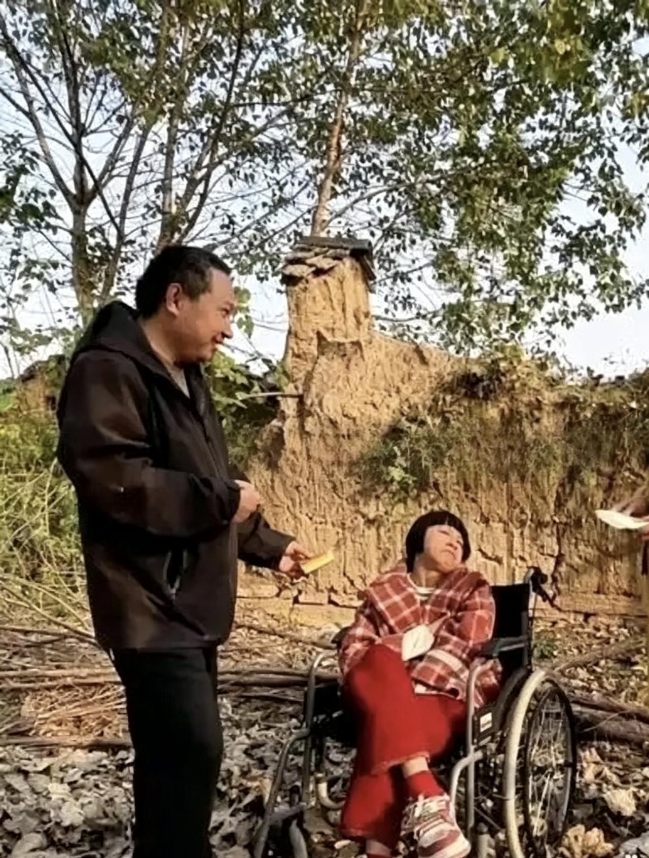 河南30岁精神分裂小伙，被父亲用攒了半辈子的三万块娶回33岁脑瘫媳妇，本想搭伙过