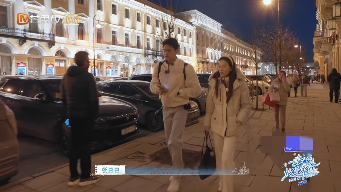 太粘人了张豆豆问孙杨:“我们在一起就很好了，为什么非要拉着手呢？”孙杨说: