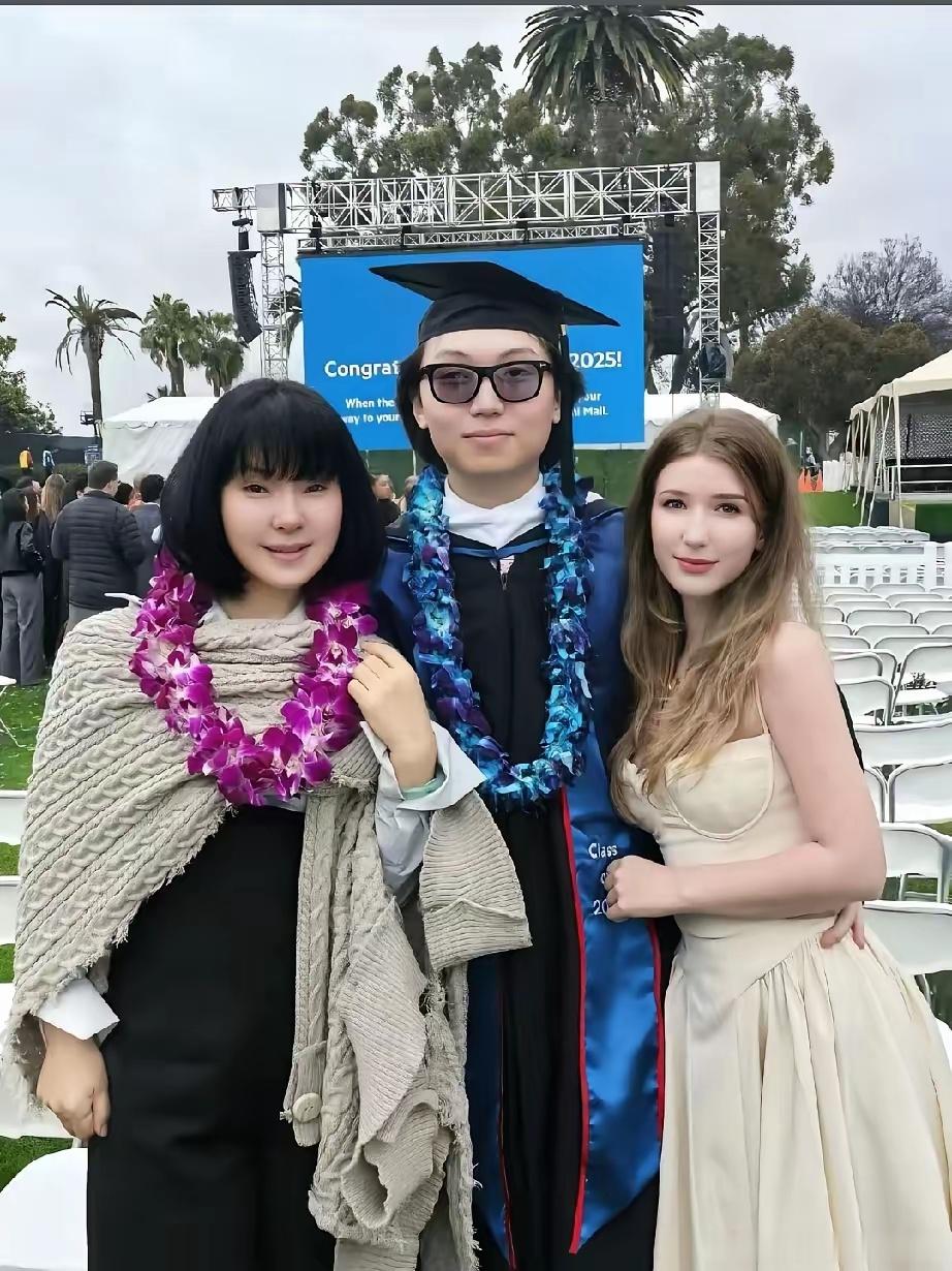 很多人不知道歌手陈红已经做了婆婆，儿媳妇是儿子留学认识的，长得和陈红还有点相似，