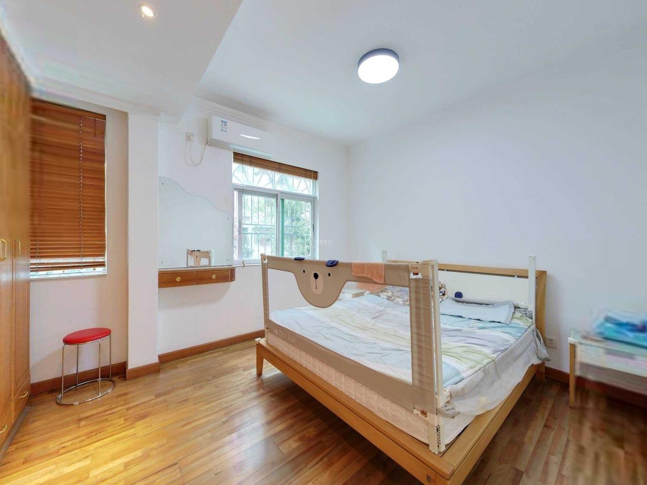 龙岗中心城，宏兴苑206平带80平一楼院子，复式两层5**万诚心出售红本在