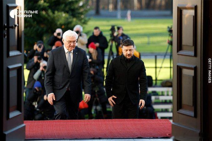 柏林谈判第二天已经结束，美国特朗普总统的办事员维特科夫和女婿，坚持要求乌军完全撤