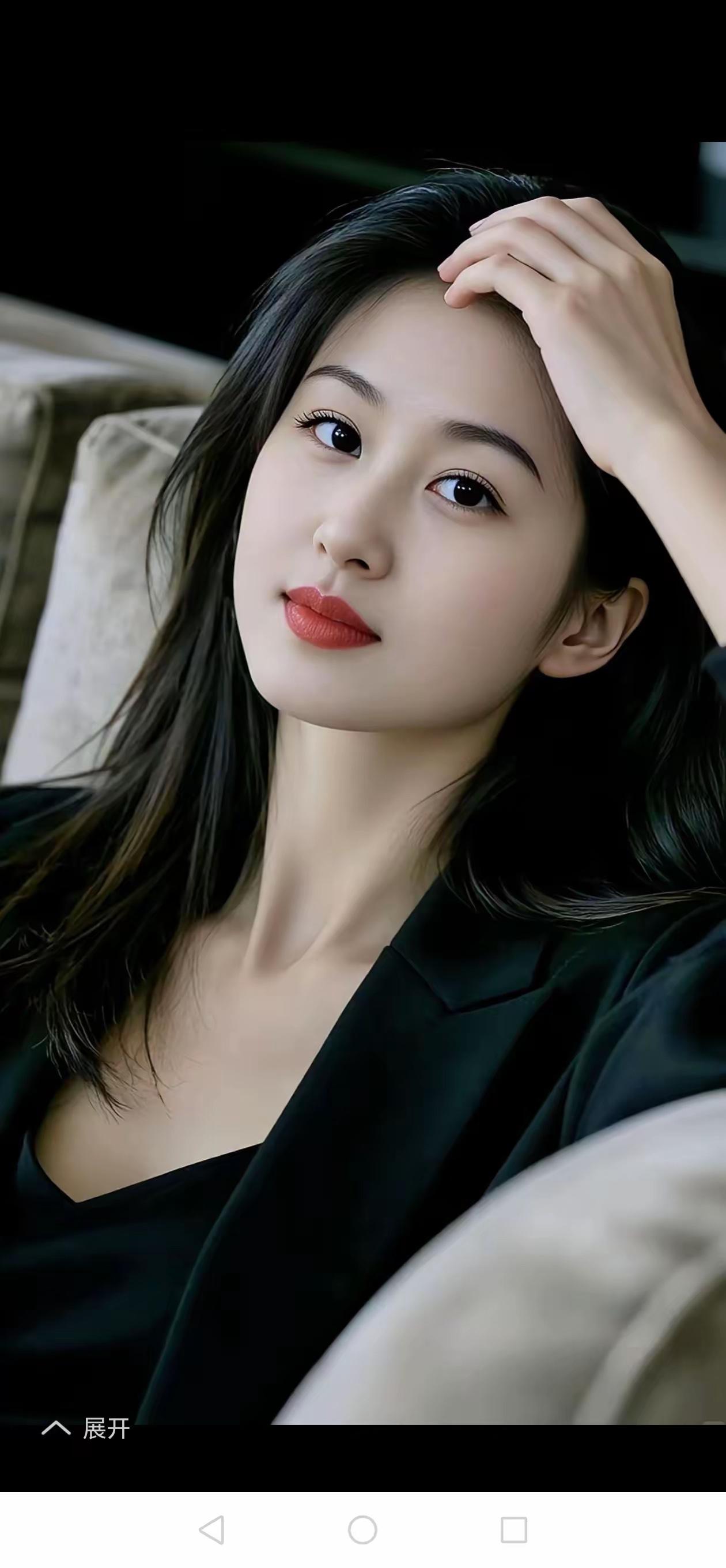 想象一下，一位优雅的黑衣女郎慵懒地靠在沙发上，那画面宛如电影中的经典场景。黑色的