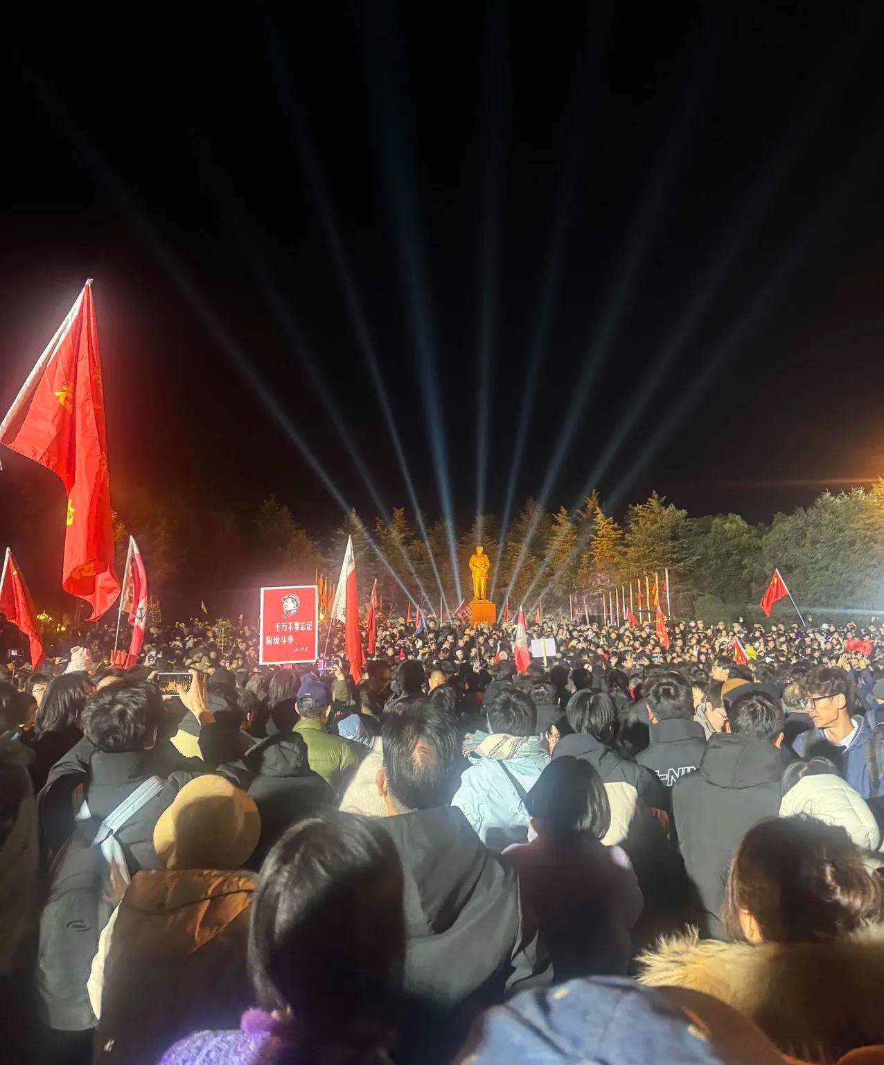 12月26日是毛主席的生日毛泽东同志是伟大的马克思主义者，伟大的无产阶级革命