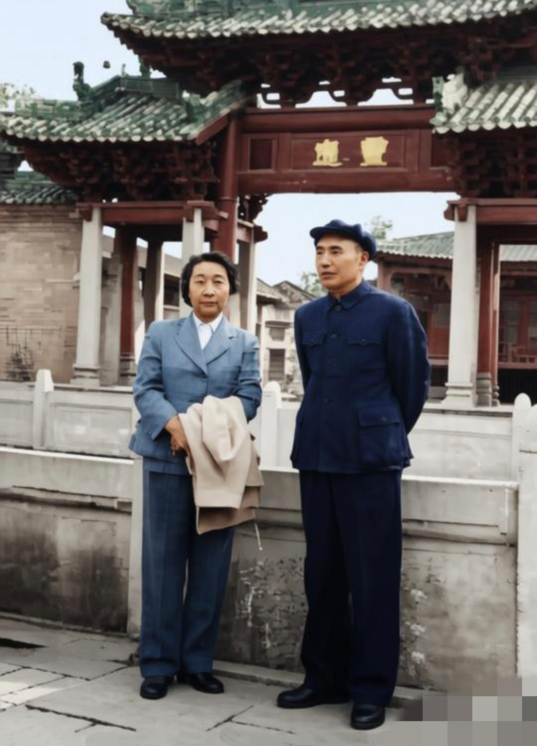 下图一林彪和夫人叶群于1966年南下视察时，在佛山祖庙合的影。从合影环境可