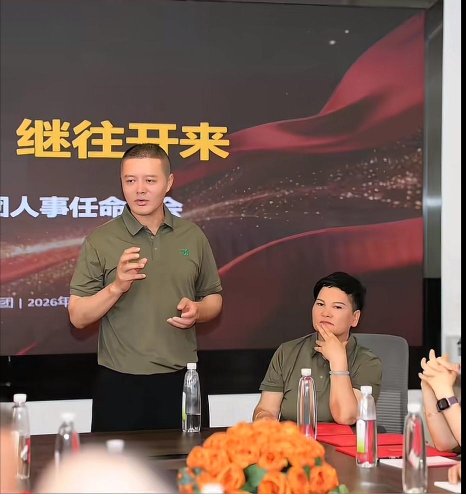 河南郑州勇哥，穿的不花玩的花。今天他的阿勇餐饮集团人事任命大会现场，全部店长统一