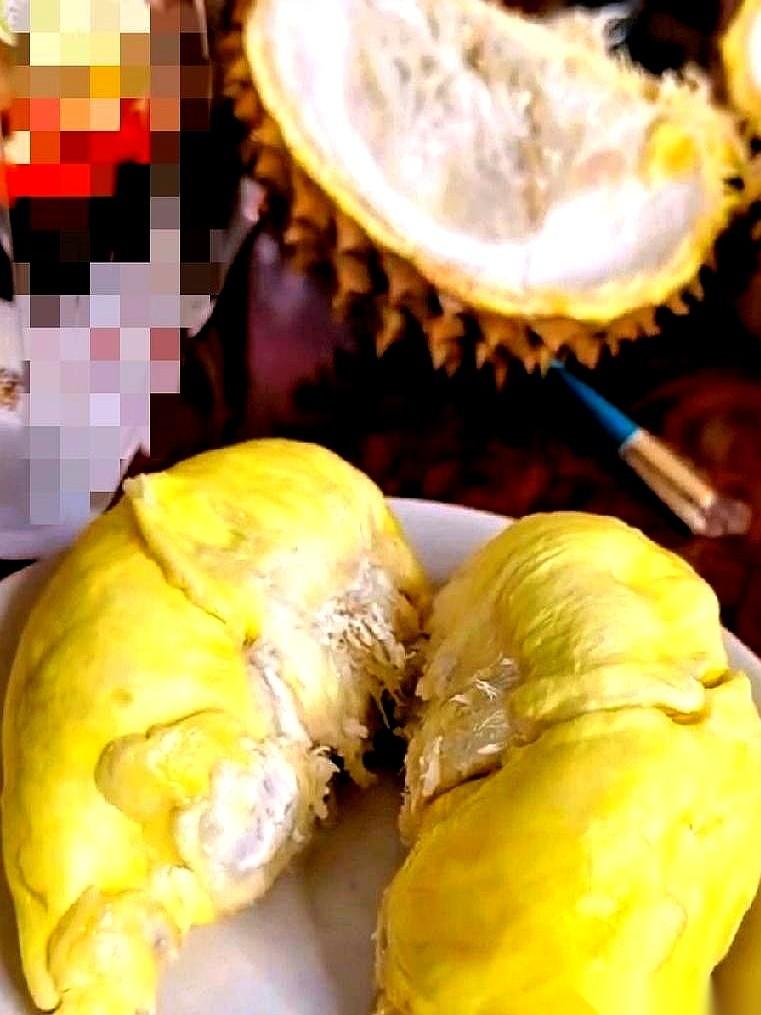 儿媳拎着两百多块的榴莲进门，刀尖往缝里一别，掰开后直接坐在茶几边开吃，连一句“妈