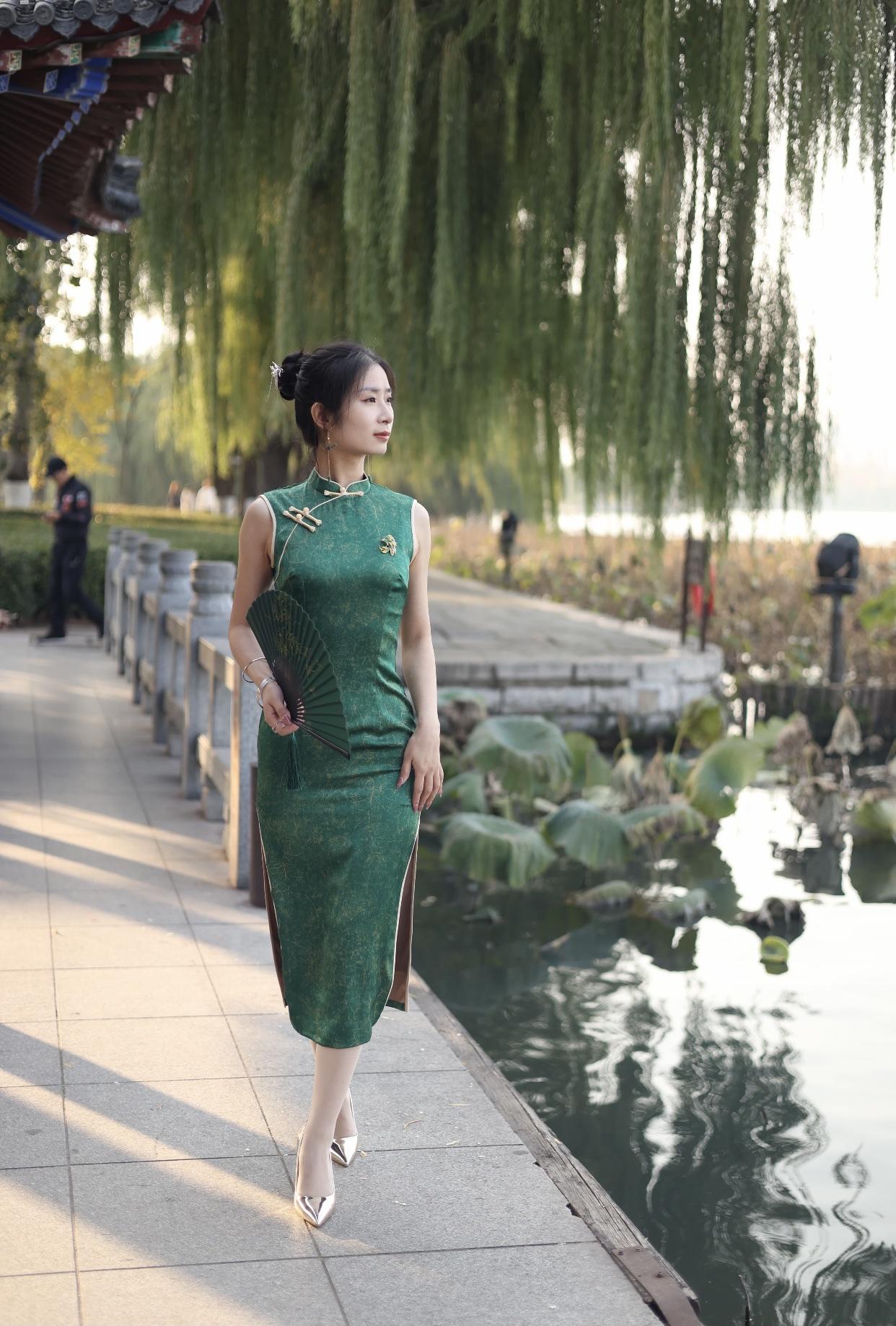 古典旗袍，水墨江南，韵味悠长。什么样的穿搭可以成为气质女神?