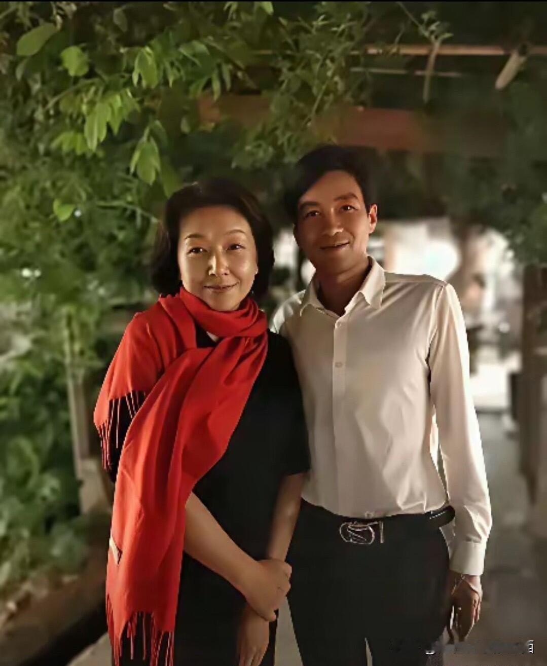 有人说照片中这一位留着短头发的女明星是江珊，我觉得没有开美颜和滤镜的她都有点不太