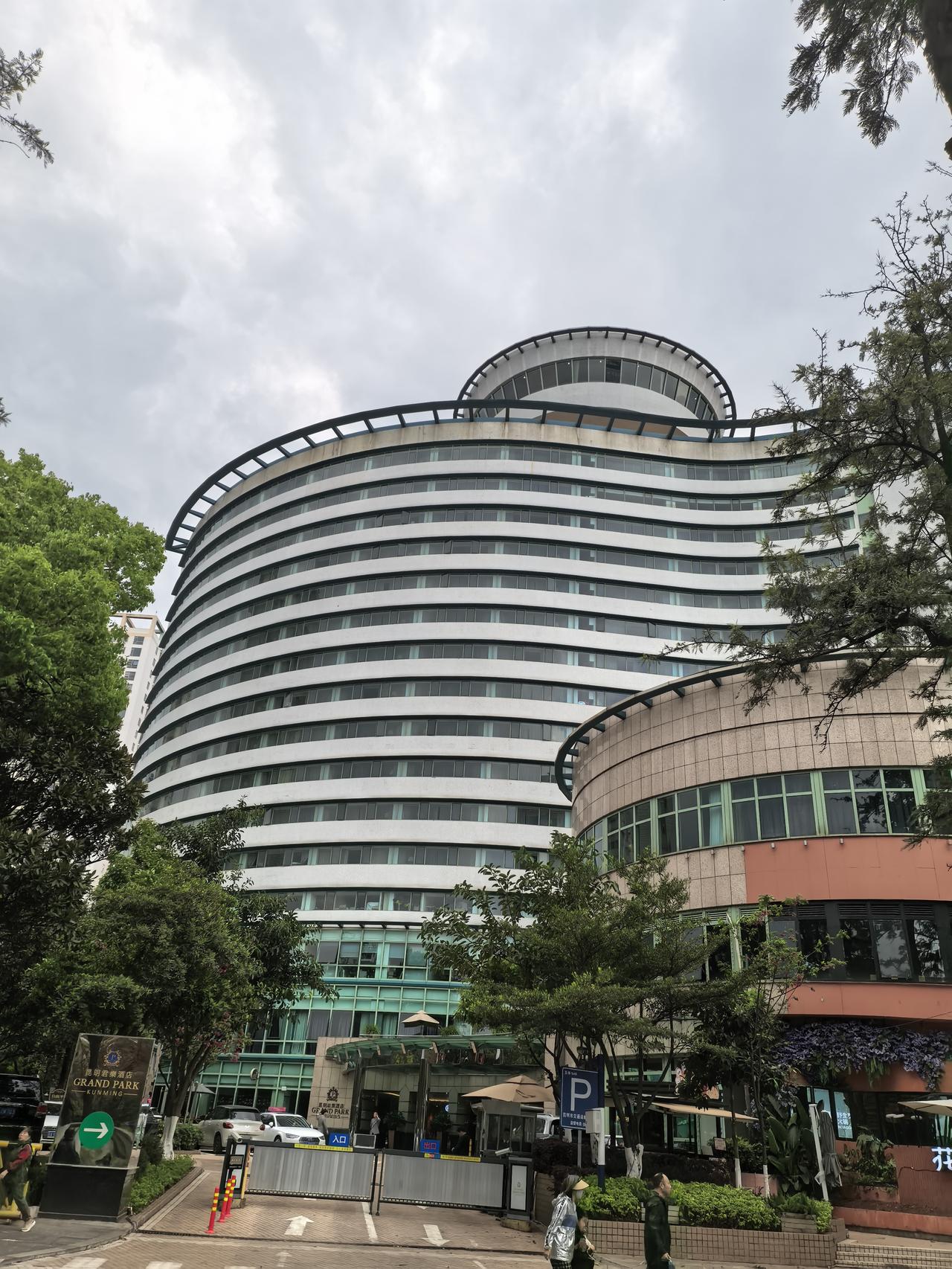 昆明君乐酒店原名是叫昆明海逸酒店，建成至今二十六七年了，楼高二十一层，位于昆明