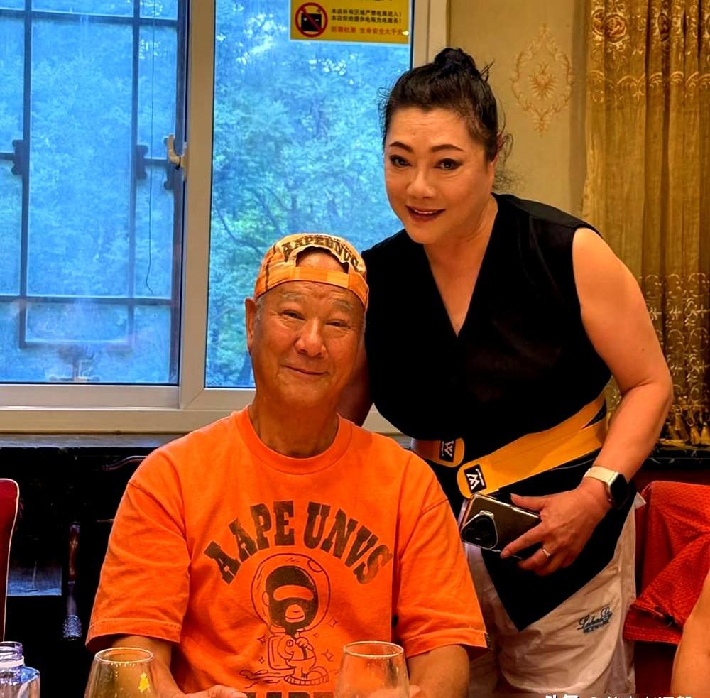 74岁李修贤，5年不拍戏，北京饭局坐上C位。照片里他旁边坐着俩人，大伙儿翻遍了