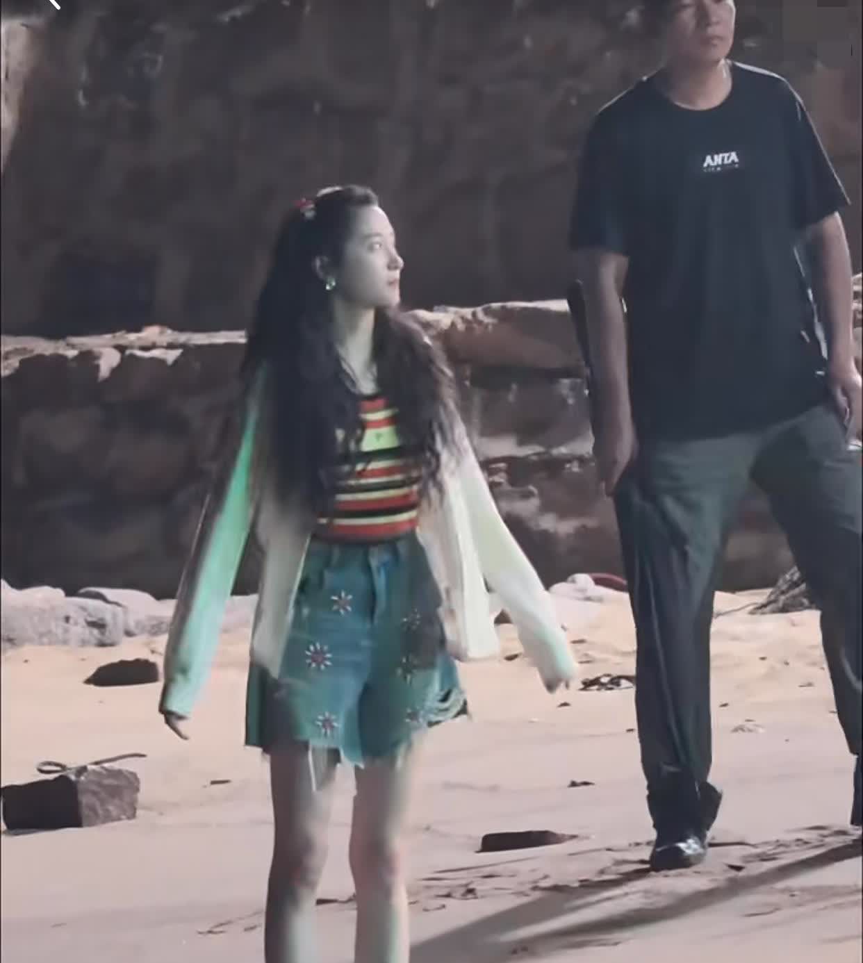 体型对比着看看女明星都多瘦，大腿小腿一样的粗细，瘦的好处就是真的看起来很
