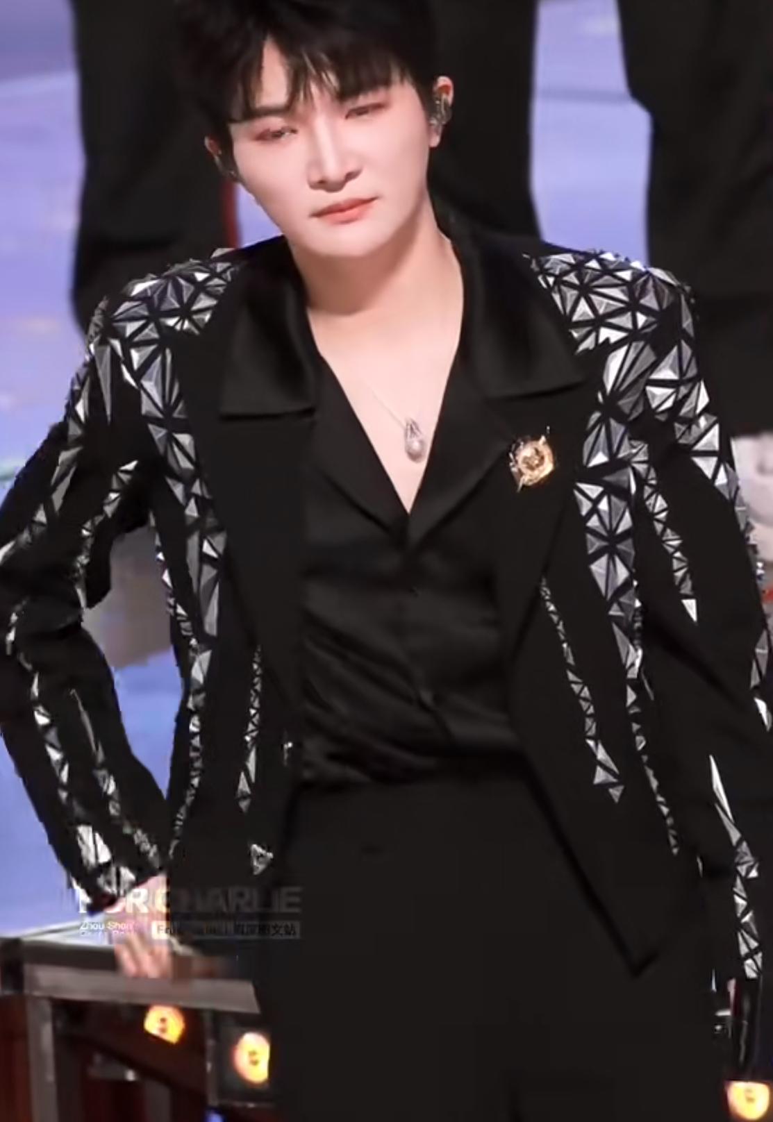 《千灯之约》神级现场之周深救场。这可能是演唱史上最为经典的一幕了。王者荣耀的