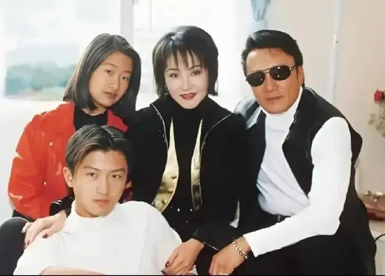 狄波拉和甄珍都是大美女，两人也是合格的好妈妈，她们各自儿子的长相很哇塞，和妈妈的