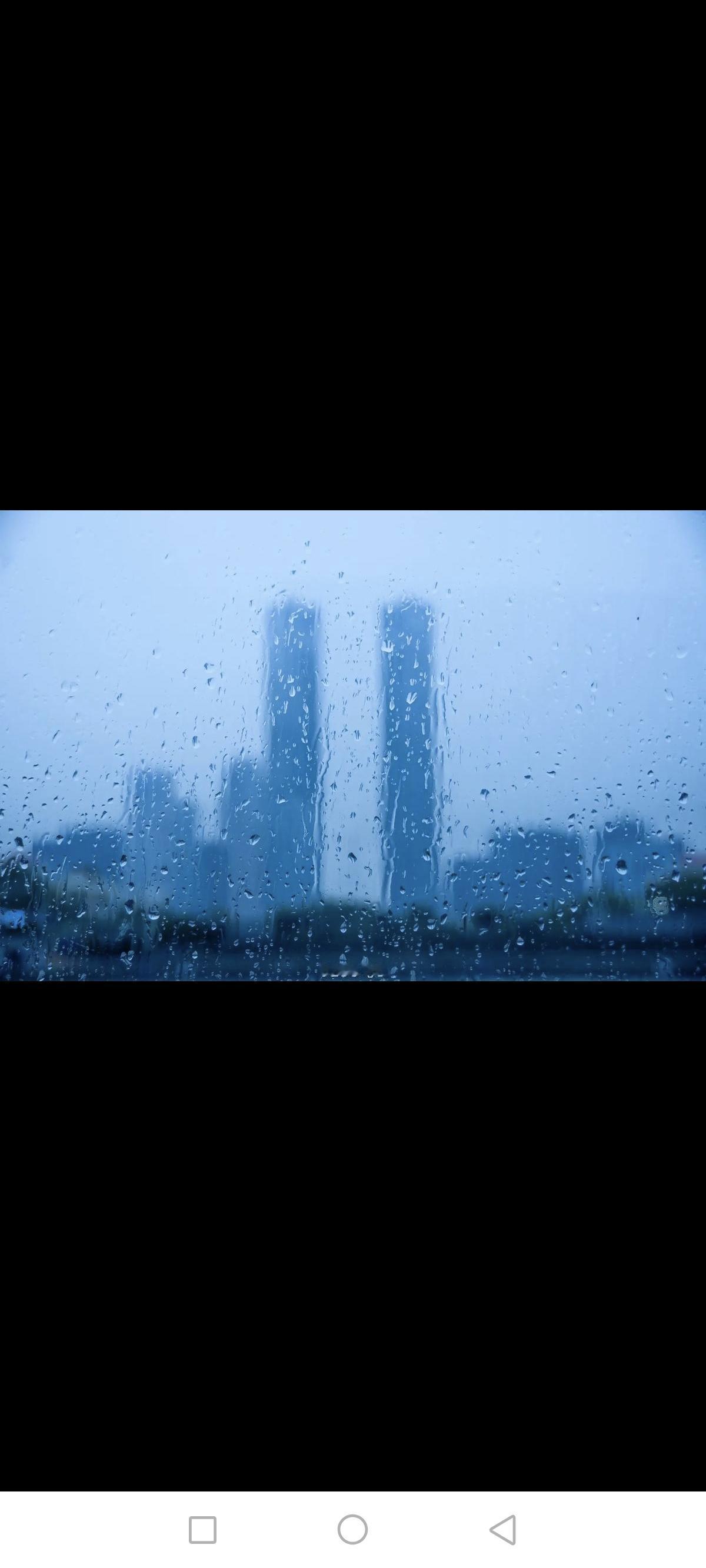 昨天，我和我老伴开着双人电动轮椅，在雨中淋了个透心凉！虽然天气预报说的是：阴