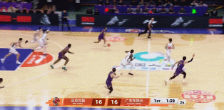 李文昊萨姆纳坐廖三宁屁股，这球真的没什么恶意都是难以刹车，这造成李文昊和萨姆