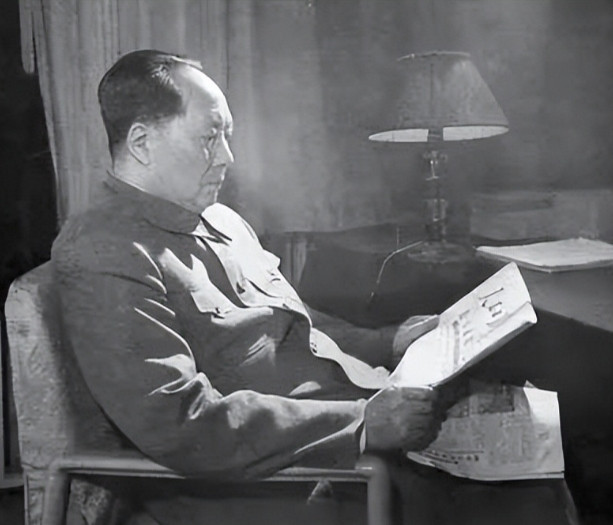 1969年3月2日，周总理叫醒了正在酣睡的毛主席，焦急地说道：“主席！苏联打我们