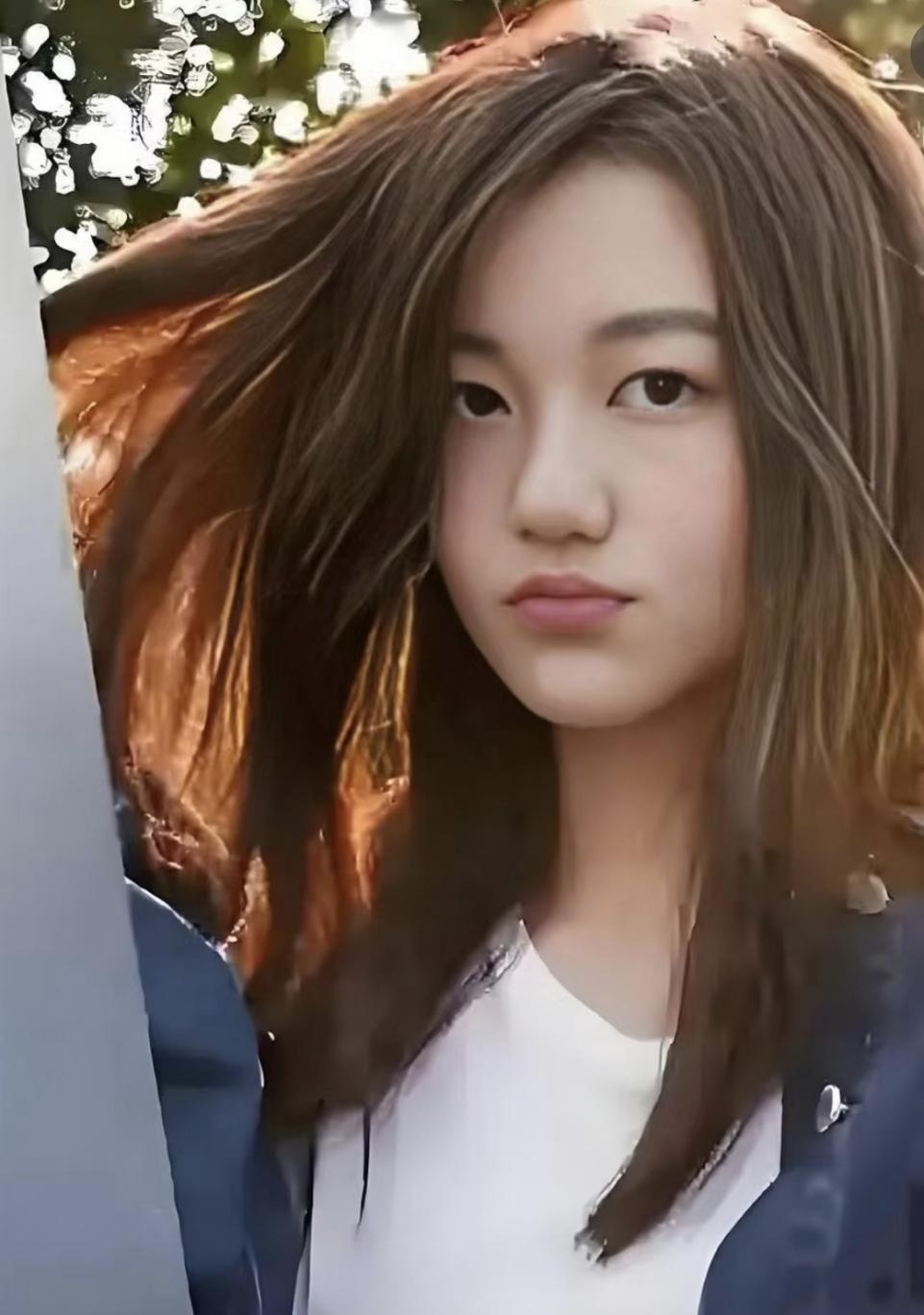 嘴唇几乎看不出痕迹了如今再看李嫣的近照，那张青春明媚的脸上，早已找不到当年