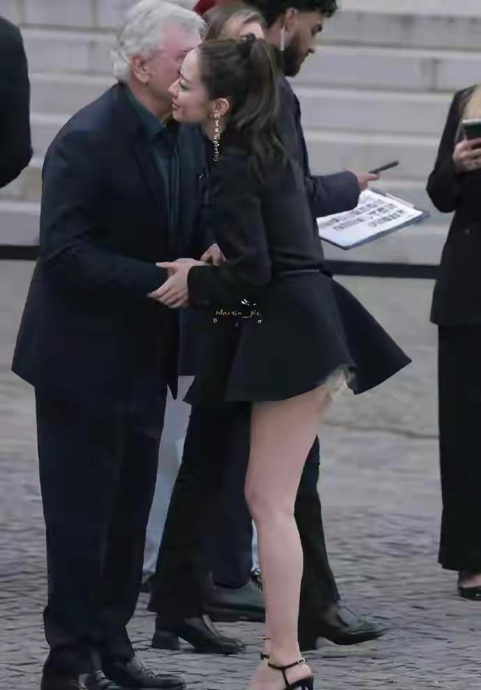 朗朗，你不会管管你老婆吗？吉娜爱丽丝的穿着打扮一贯如此。这个德韩混血儿不知