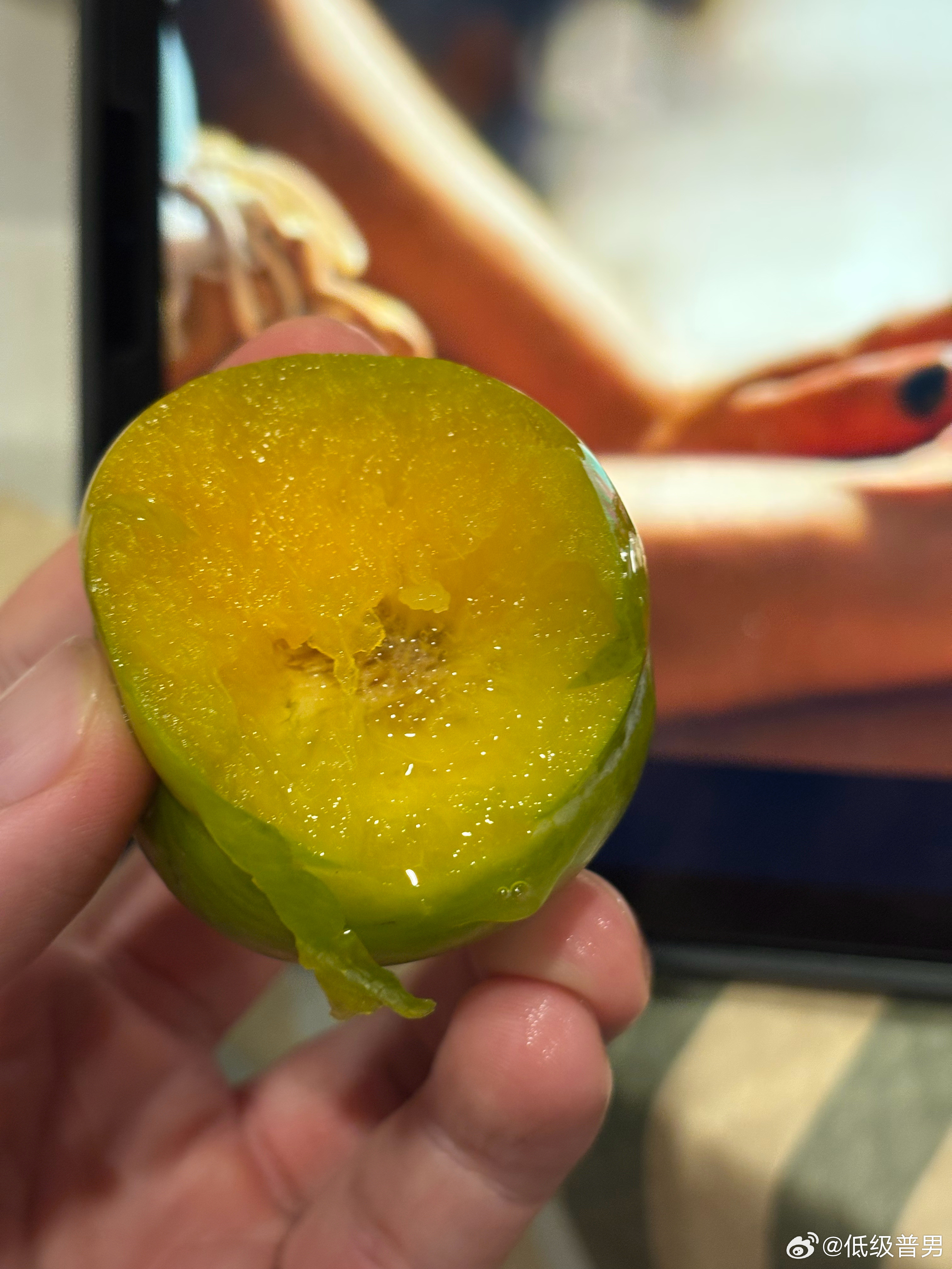 我真的不懂这个大果径的蜂糖李怎么会这么好吃，太好吃了！这个大的真的又甜又脆又多汁