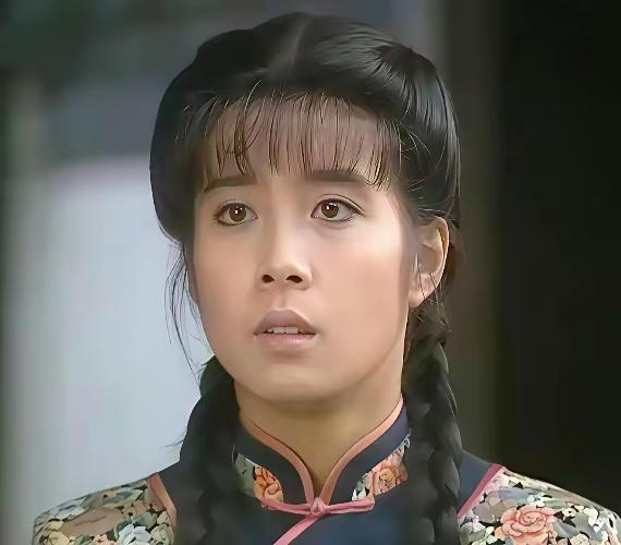 琼瑶这辈子看演员，怕是唯独在何晴这儿栽了个显眼的跟头。1992年拍《青青河