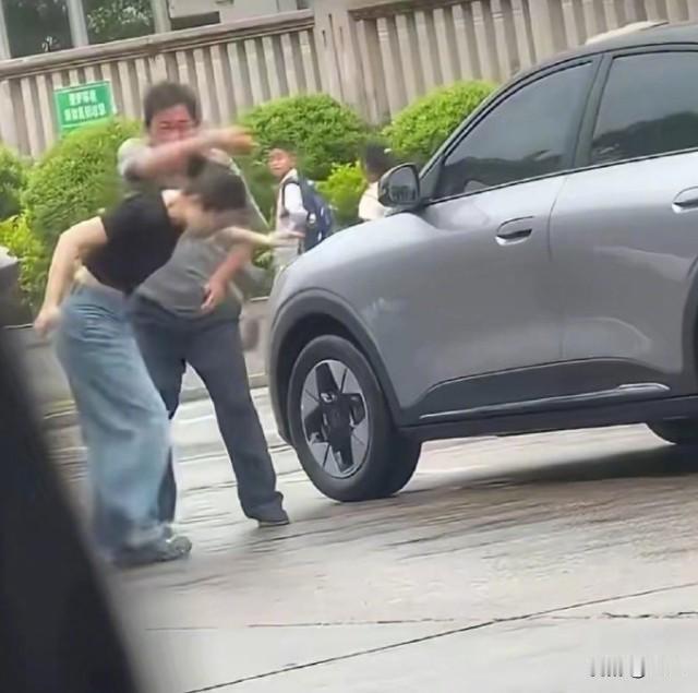 麻烦大了！扇了奔驰女司机的巴掌的保安大叔，协商不好可能得进去蹲。在学校的门口，按